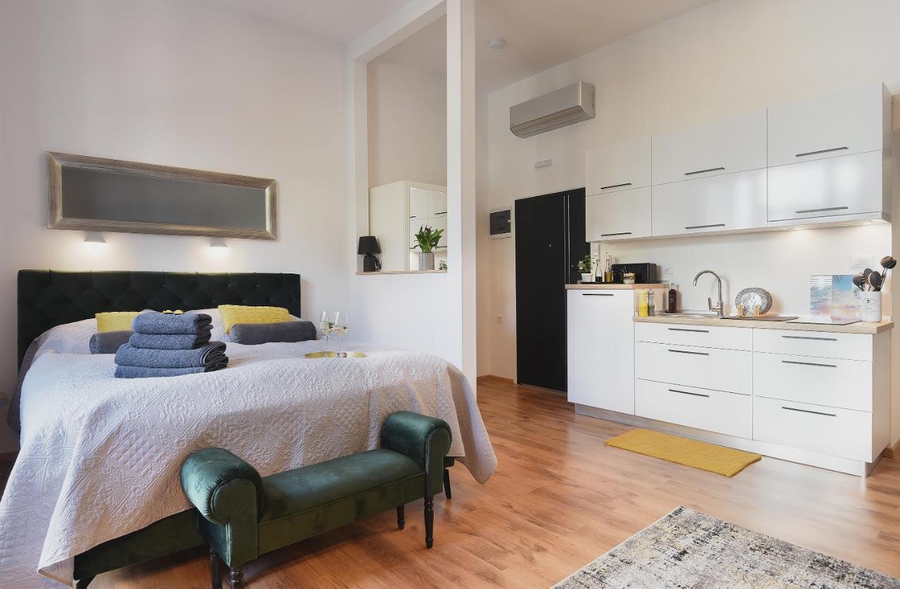 E&F Luxury Apartments Пула Екстер'єр фото